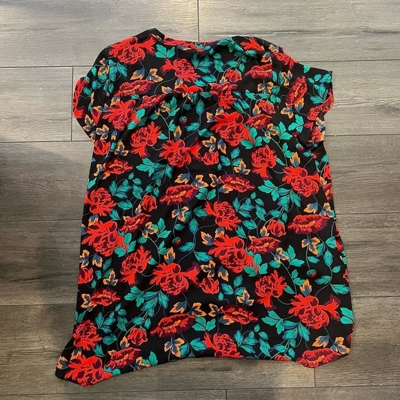 NWT Torrid Georgette Hi Low Floral Tunic Blouse V Neck Black Red Size 2 2X - Picture 4 of 6